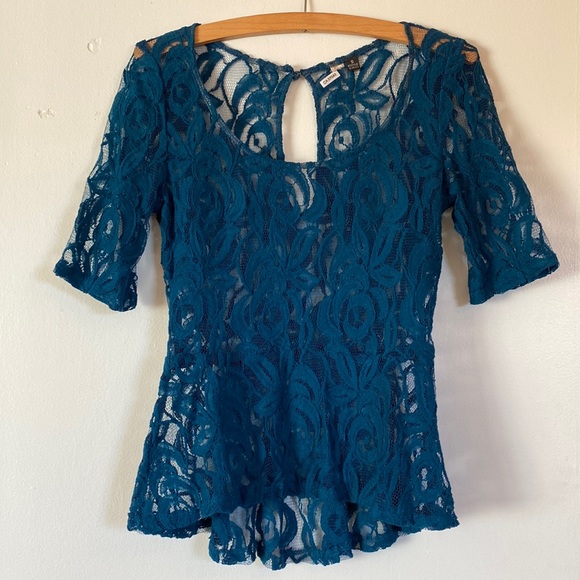 Gorgeous Lace Peplum Top Size S - Picture 2 of 6
